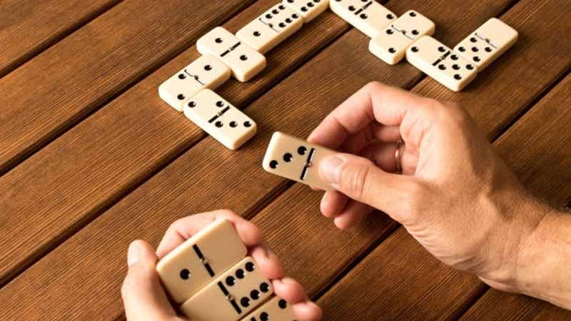 Luật chơi domino đầy đủ nhất: Hướng dẫn từ cơ bản đến nâng cao 