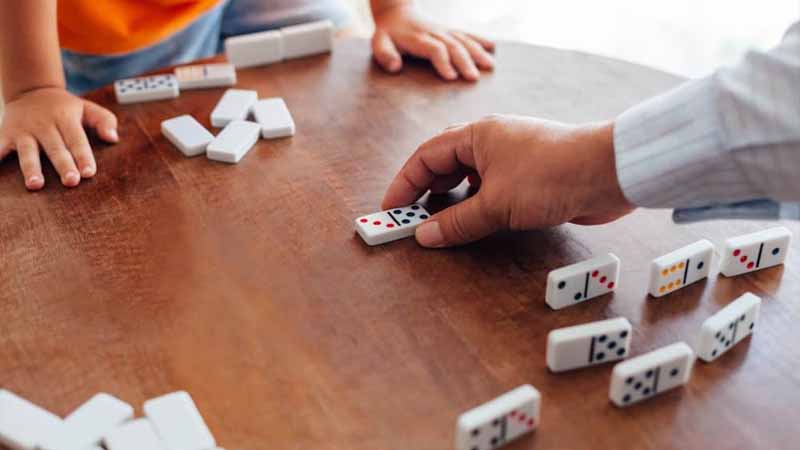 Luật chơi domino đầy đủ nhất: Hướng dẫn từ cơ bản đến nâng cao 