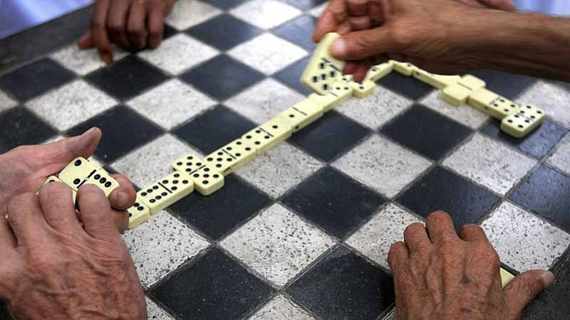 Luật chơi domino đầy đủ nhất: Hướng dẫn từ cơ bản đến nâng cao