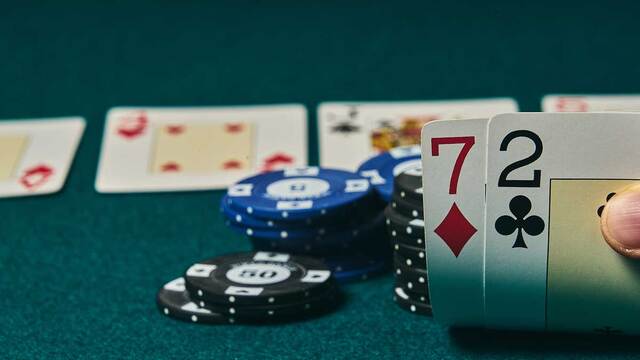 Bluff trong poker là gì? Cách để “đánh lừa” đối thủ thành công