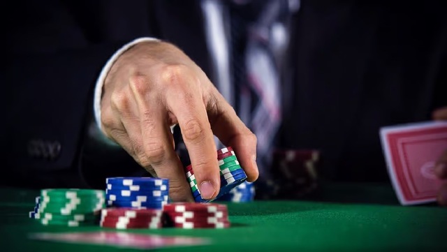 Các cách bluff trong poker là gì?
