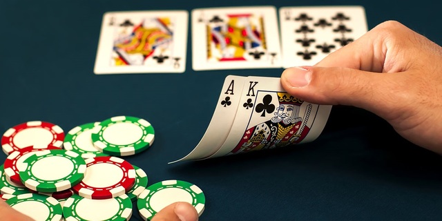 Kết hợp Semi-Bluff để tạo hiệu quả tối đa tại bàn Poker