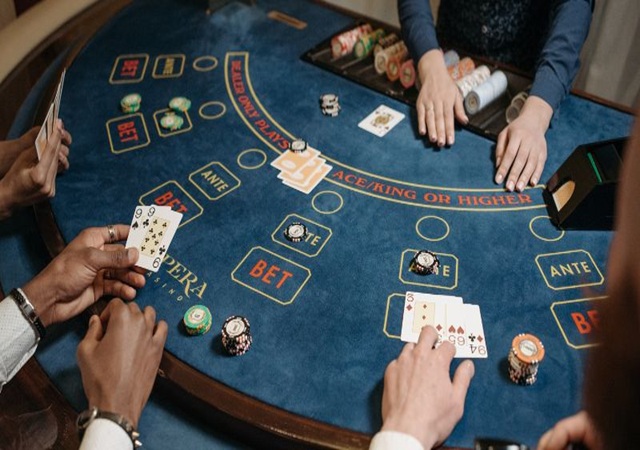 Vì sao nên chơi Baccarat online ở nhà cái uy tín