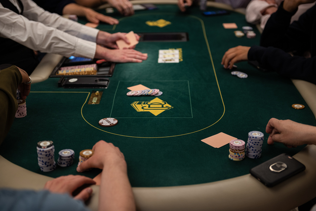 Hành động đánh cược trong từng vòng đấu Poker